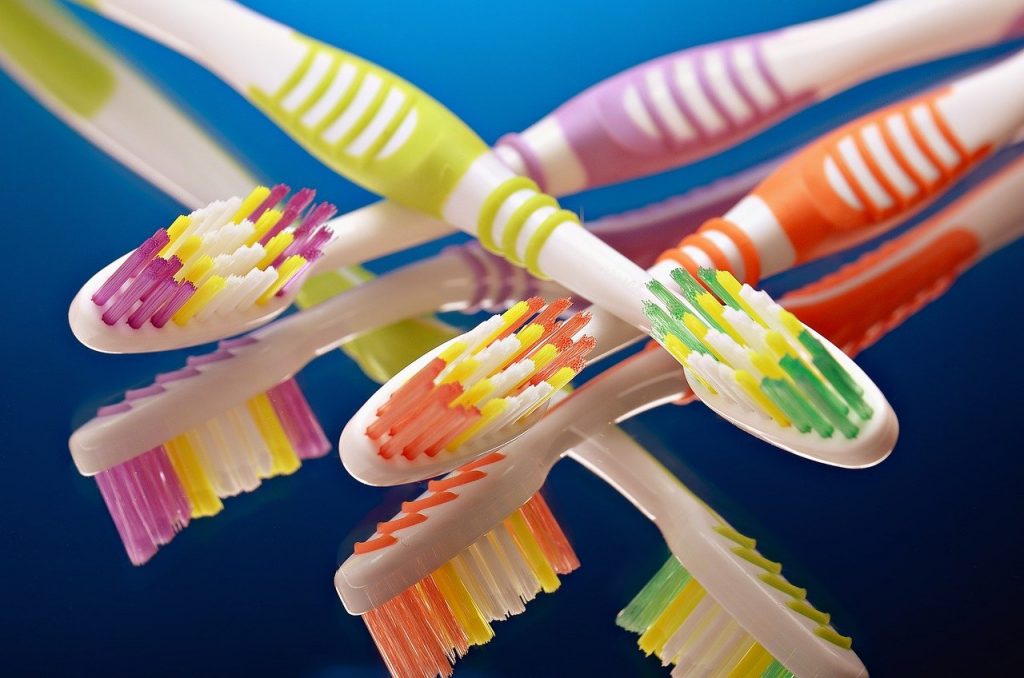 A series of manual toothbrushes.