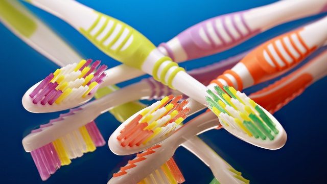 A series of manual toothbrushes.